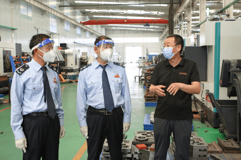 河北豐南區稅務局工作人員就組合式稅費支持政策落實情況走訪轄區納稅人。 王娜攝