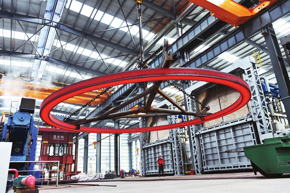 定襄縣作為太忻一體化經(jīng)濟(jì)區(qū)建設(shè)的12個(gè)先行啟動(dòng)區(qū)之一，借助發(fā)展機(jī)遇，全力延長(zhǎng)產(chǎn)業(yè)鏈條、補(bǔ)齊產(chǎn)業(yè)短板、培育優(yōu)質(zhì)市場(chǎng)主體、拓寬應(yīng)用領(lǐng)域，進(jìn)軍高精尖應(yīng)用行業(yè)。 記者孫榮祥攝