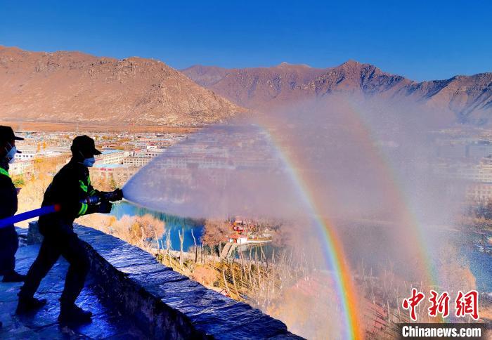 12月6日，布達拉宮消防救援大隊在布達拉宮山體林草區域開展濕化工作?！㈣?攝