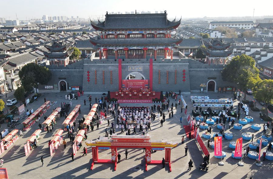 城門掛春聯(lián)，金湖沖刺“開門紅”。陳義寶攝