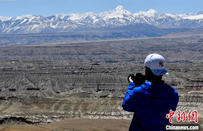4月5日，游客在觀景臺拍攝札達(dá)土林。　李林 攝