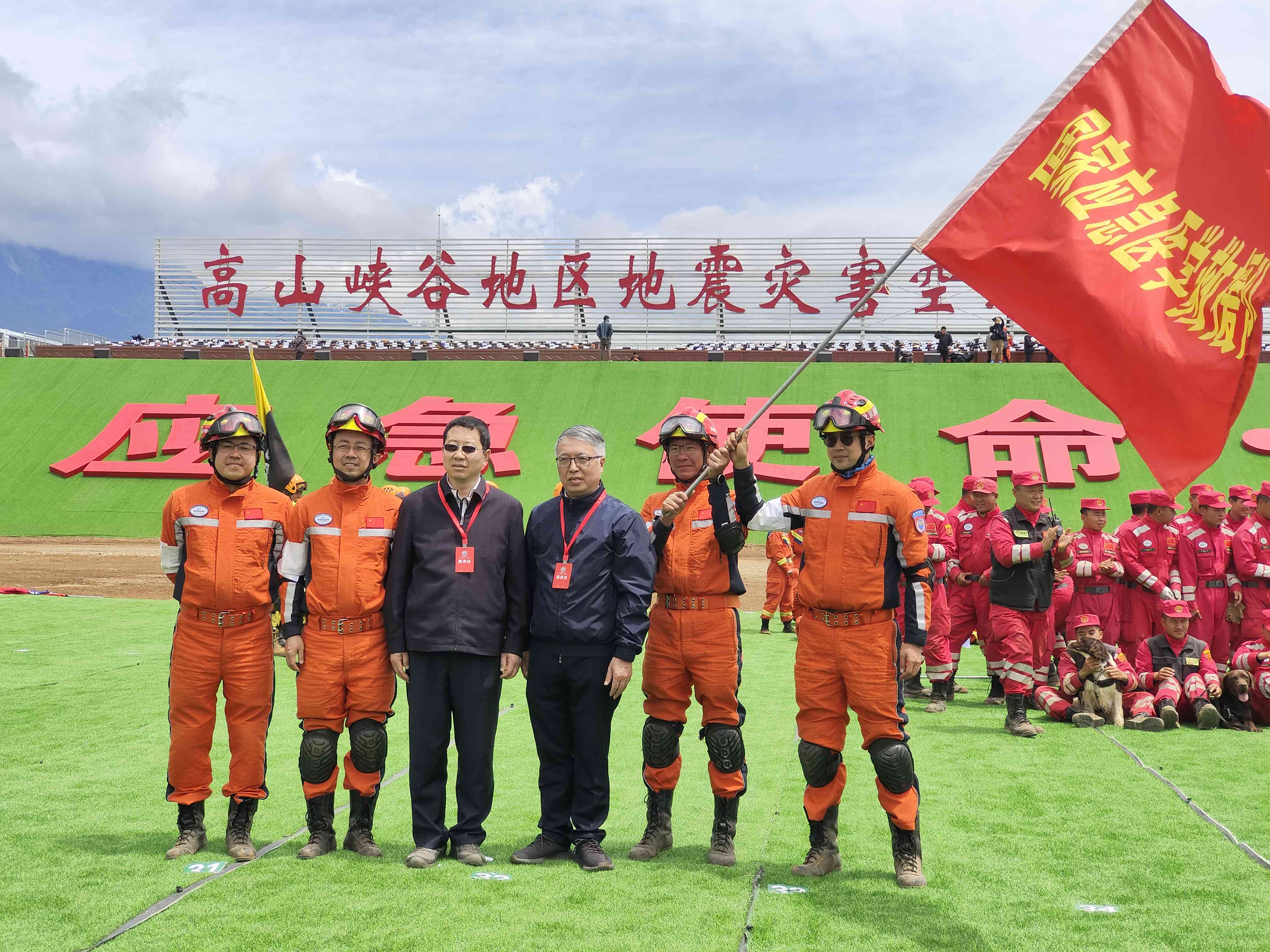 呂國忠以總領(lǐng)隊(duì)身份，帶領(lǐng)國家應(yīng)急醫(yī)學(xué)救援隊(duì)演練。受訪者供圖