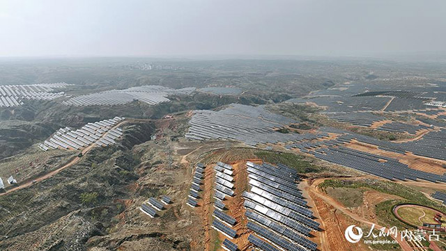 伊金霍洛旗天驕綠能50萬千瓦采煤沉陷區生態治理光伏發電示范項目。人民網 孟佳澍攝