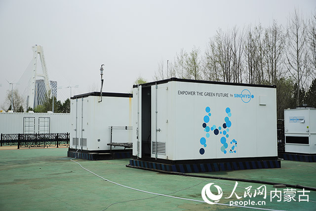 鄂爾多斯碳中和研究院內的制氫設備。人民網記者 趙夢月攝