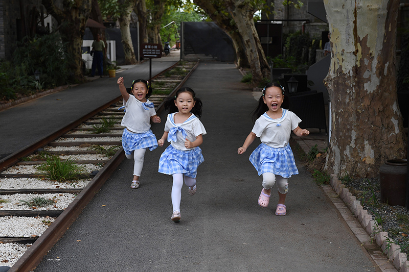 由礦場家屬區改造而來的“鮮花小院”民宿,深受孩子們的喜愛。吳芳攝