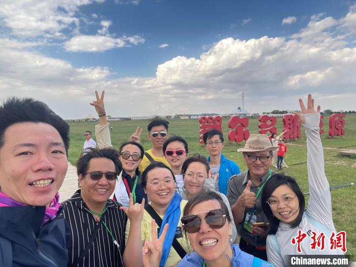 圖為臺胞在鄂爾多斯草原合影。　葉冠賢 攝