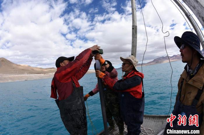 科考隊(duì)員在湖泊鉆探平臺(tái)上包裝采集的巖芯樣品。　<a target='_blank' ><p  align=
