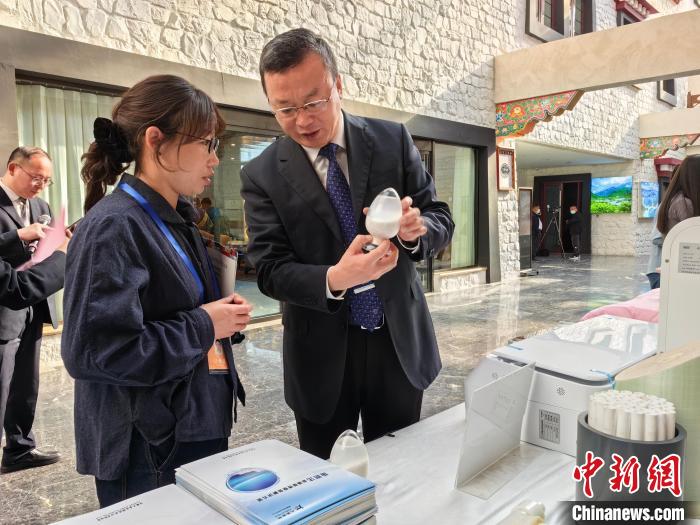 圖為簽約企業(yè)現(xiàn)場推介自己的產(chǎn)品。 趙延 攝