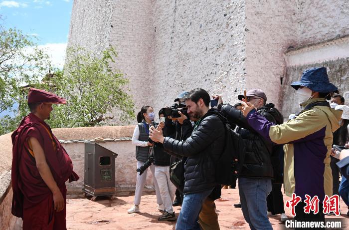 圖為中外媒體拍攝朝拜布達拉宮的僧人。　趙朗 攝