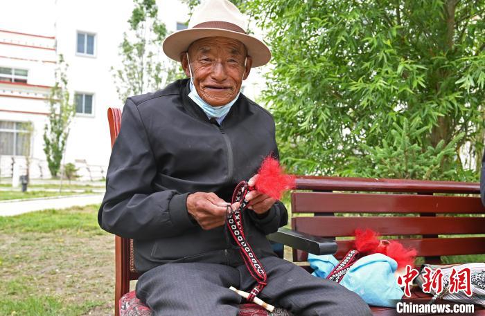 圖為曲松縣特困人員集中供養中心老人在做傳統手工編織。　趙朗 攝