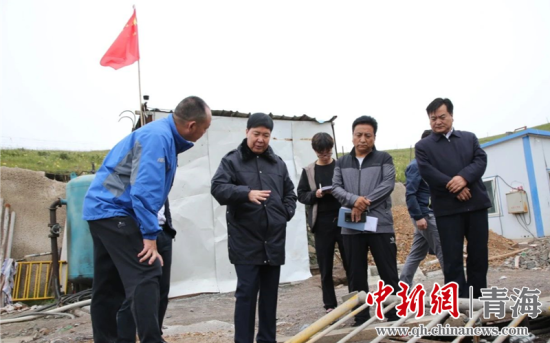 圖為黃南州有關領導現場踏勘、督導生態環保責任落實情況現場。黃宣攝