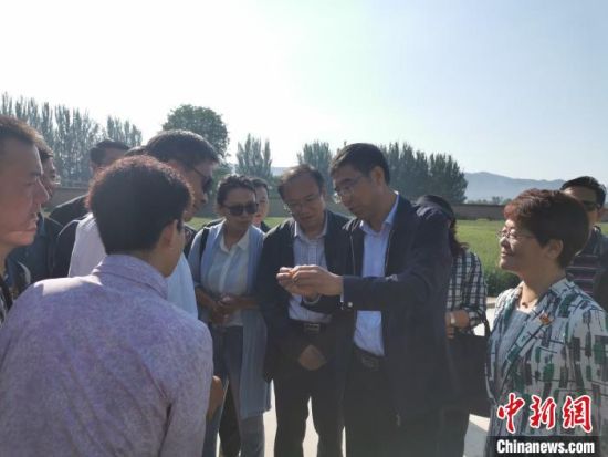 圖為杜德志在基層調研。受訪者供圖