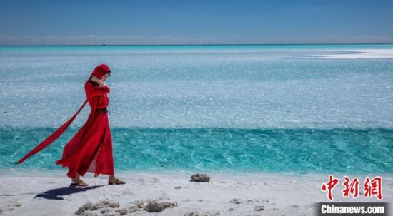 圖為地處柴達(dá)木盆地的東臺(tái)吉乃爾湖。　莫啟明　攝