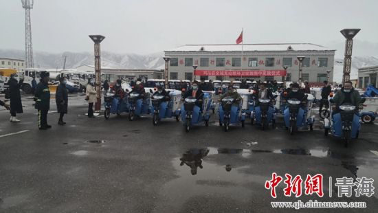 圖為環衛設施集中發放儀式現場。甘恩超 攝