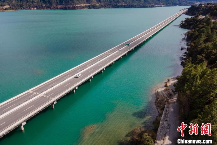 資料圖為西藏拉薩至林芝高等級公路多布湖風光。 江飛波 攝