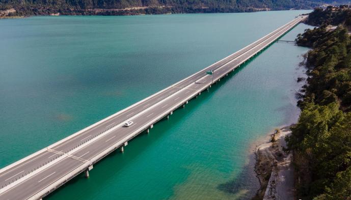 資料圖為西藏拉薩至林芝高等級(jí)公路多布湖風(fēng)光。　江飛波 攝