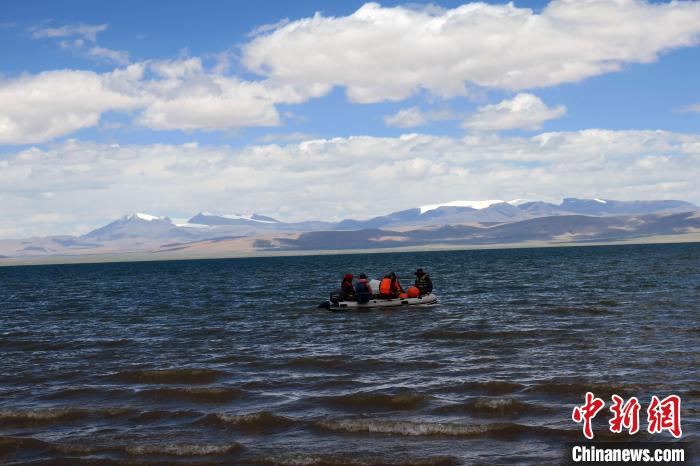 科考隊員向湖心進發(fā)，風浪越來越大。　<a target='_blank' ><p  align=