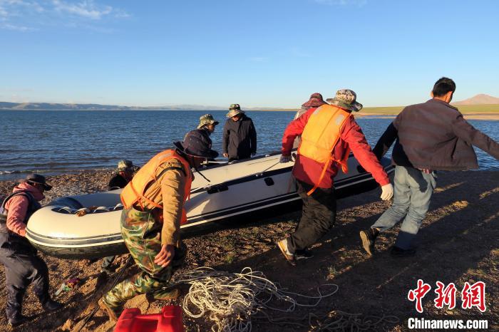 完成達則錯科考任務，科考隊員抬充氣快艇上岸。　<a target='_blank' ><p  align=