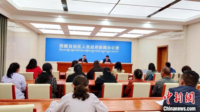 圖為西藏阿里地區在拉薩召開新聞發布會，發布西藏和平解放70年來阿里地區經濟社會發展成就。　貢桑拉姆 攝