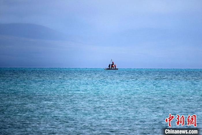 從岸邊營地以長焦鏡頭遠眺，科考隊員在巴木錯作業(yè)?！?lt;a target='_blank' ><p  align=