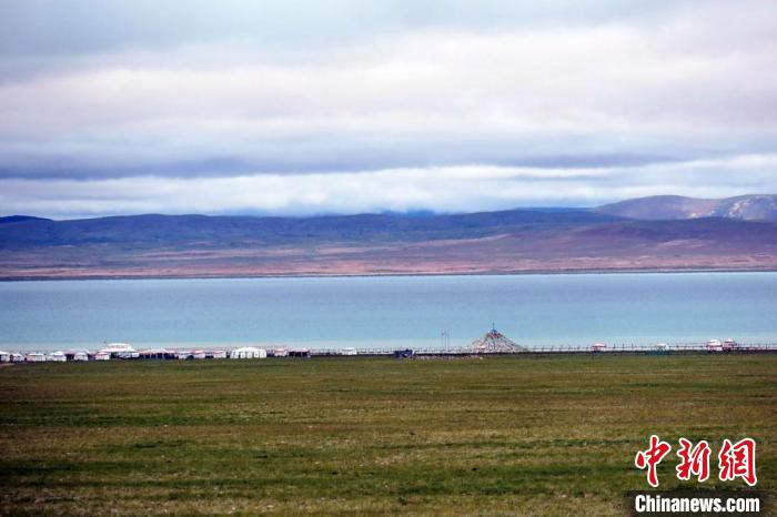 西藏安多縣茲格塘錯岸邊帳篷林立，旅游業發展勢頭良好?！?lt;a target='_blank' ><p  align=