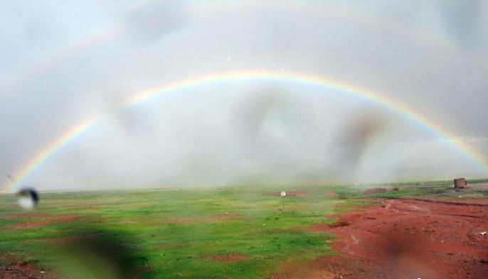 科考隊員在茲格塘錯采樣返程途中，高原風(fēng)雨彩虹送行。　<a target='_blank' ><p  align=