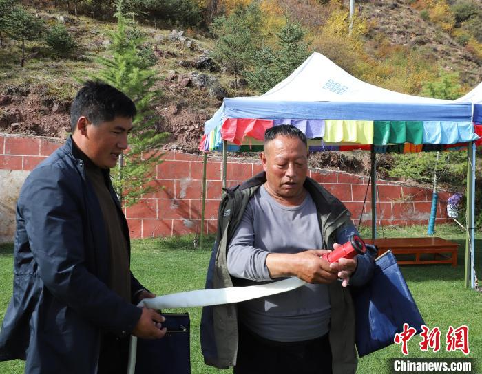 圖為護林員操作體驗滅火裝備。　昌都市森林消防支隊 供圖