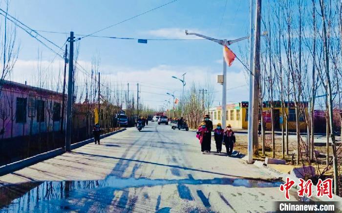 圖為黃河源昆侖社區馬路的一角?！「駹柲臼形麄鞑?供圖