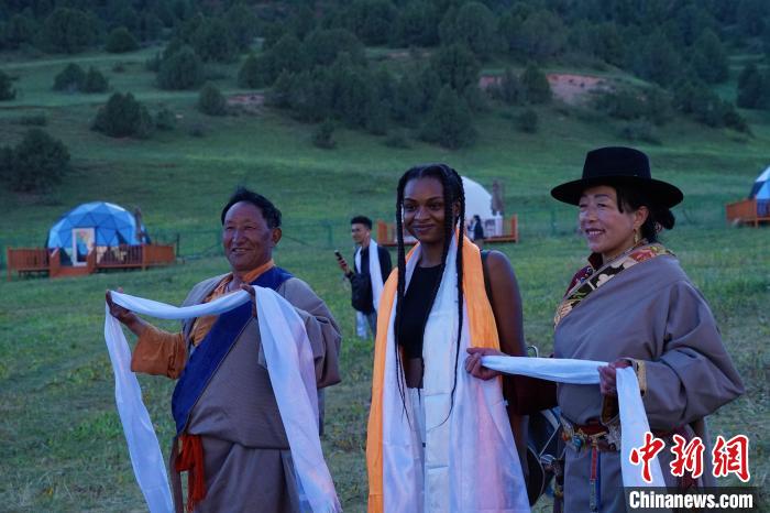 圖為當地民眾與外籍留學生合影留念。　馬銘言 攝