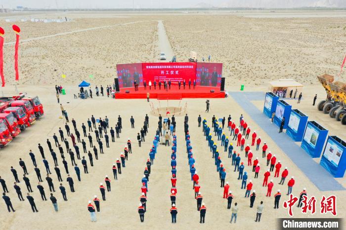 圖為無人機航拍開工現(xiàn)場?！∷髂辖?攝