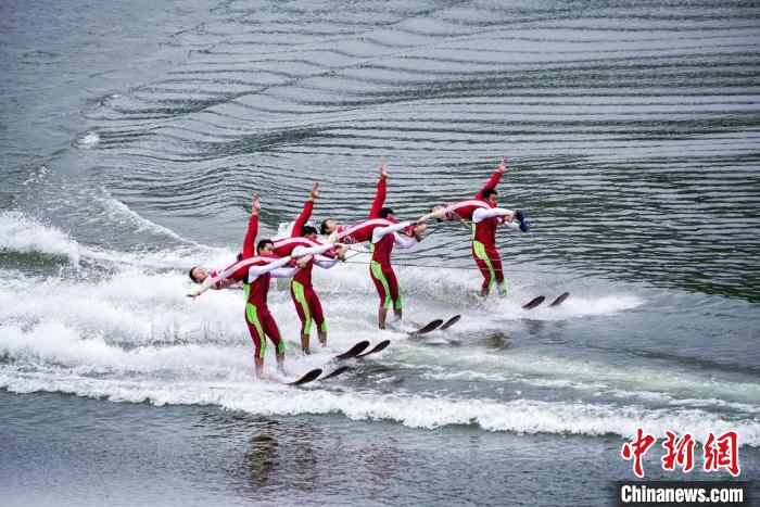 捕魚節(jié)上的水上表演。　主辦方供圖