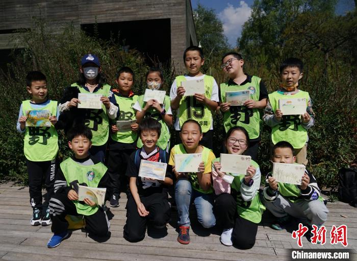 圖為小朋友展示學習成果。　馬銘言 攝