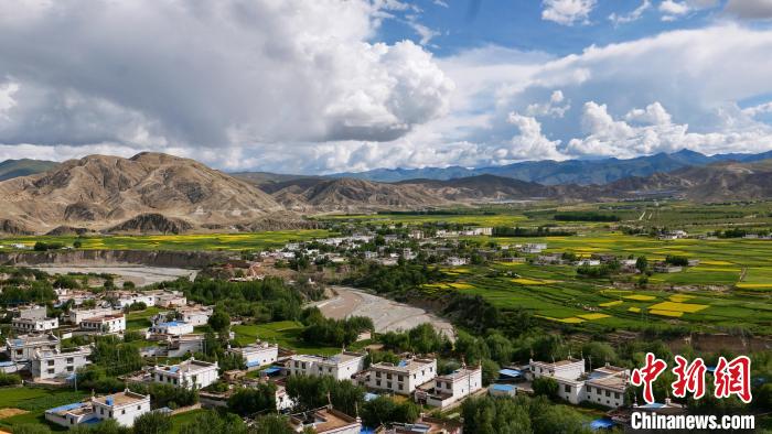 圖為依地形而建的西藏拉薩市尼木縣村居。 謝牧 攝