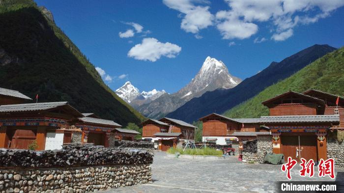 圖為西藏林芝市工布江達(dá)縣錯(cuò)高古村。 謝牧 攝