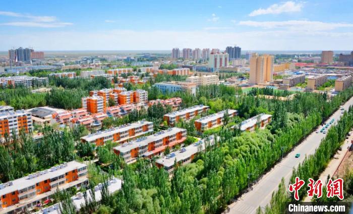 昆侖山下“鹽湖城”十年來黃沙退卻生態向好