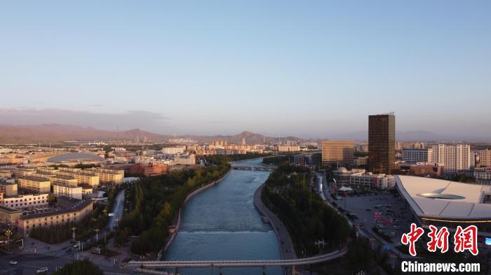 圖為無人機航拍德令哈巴音河。　何倩楠 攝