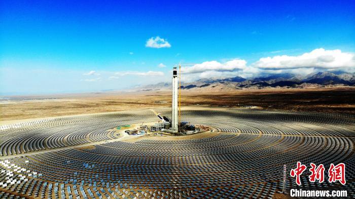 圖為德令哈光伏產業園。　孫睿 攝