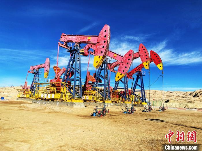 圖為青海油田采油基地?！O睿 攝