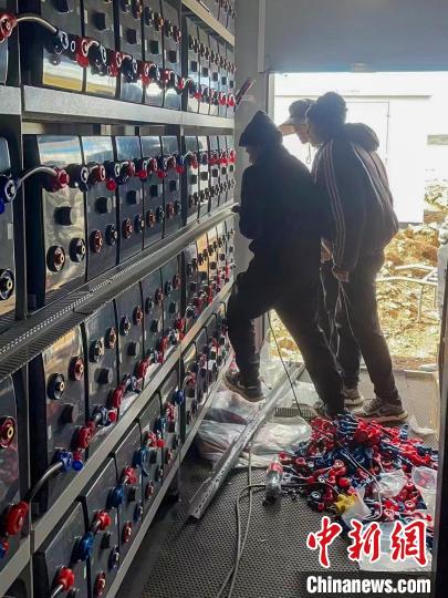 圖為微電網系統安裝調試現場。　孫寶鶴 攝