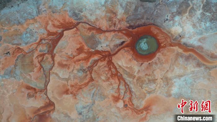 圖為海西州境內(nèi)的“網(wǎng)紅”景點“惡魔之眼”?！≮w凜松 攝