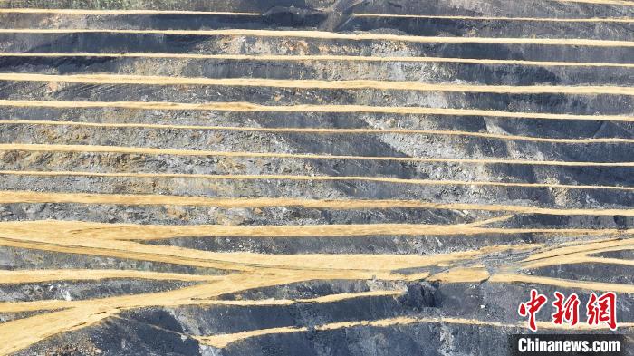 航拍圖為青海省海西蒙古族藏族自治州天峻縣木里礦區(qū)。　馬銘言 攝