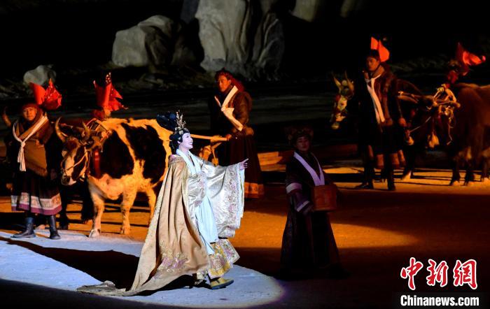 3月17日，西藏拉薩，《文成公主》大型史詩(shī)劇演出現(xiàn)場(chǎng)。　李林 攝