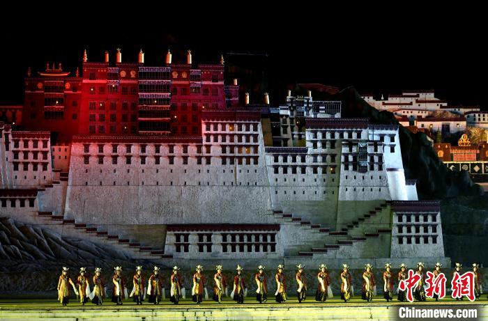 3月17日，西藏拉薩，《文成公主》大型史詩(shī)劇演出現(xiàn)場(chǎng)。　李林 攝