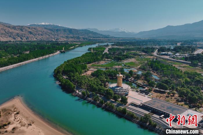 航拍青海貴德黃河岸畔綠意濃濃。　趙凜松 攝