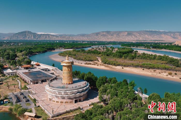 航拍青海貴德黃河岸畔綠意濃濃?！≮w凜松 攝
