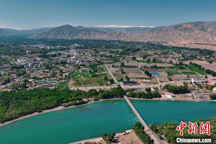 航拍青海貴德黃河岸畔綠意濃濃?！≮w凜松 攝