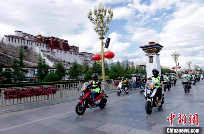 圖為2023年極地G219集結賽暨金卡納場地賽選手途經拉薩布達拉宮?！∮文恋厍蚬﹫D