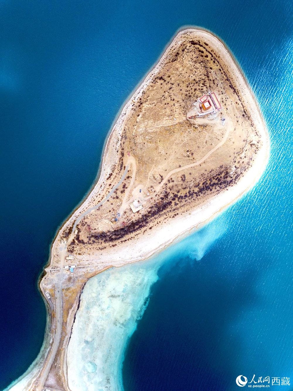 無人機視角下的西藏羊卓雍錯日托寺風光。人民網記者 次仁羅布攝