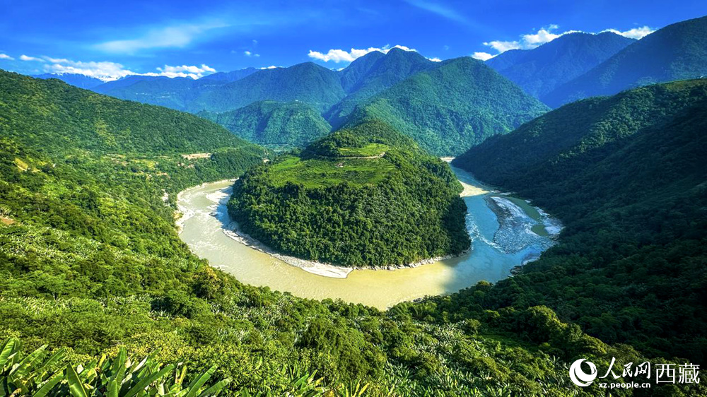 風景秀麗、植被繁茂的西藏林芝市墨脫縣果果塘大拐彎。人民網記者 次仁羅布攝