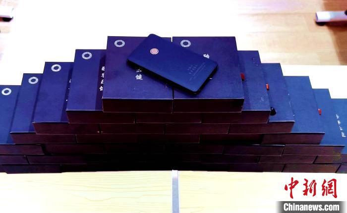 圖為西藏高山文化發展基金會向聶榮縣完全小學捐助的“電子健康體檢儀”。　于賓 攝